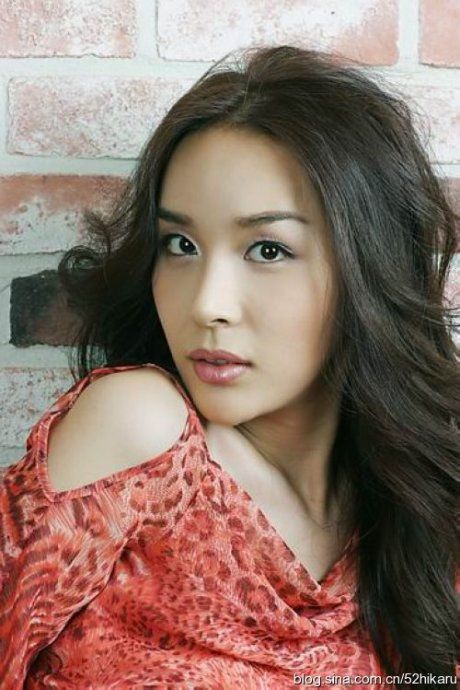 河莉秀,原名李庆烨,现名李庆恩,河莉秀是艺名,是韩国女演员、